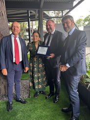 Los defensores civiles italianos entregan una placa conmemorativa a la presidenta del IIO