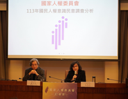 Vicepresidenta de la NHRC, Wang Yu-ling (derecha), presidió la rueda de prensa 